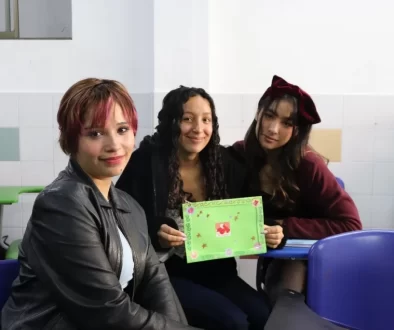 El arte es una de las formas más poderosas de expresión en el proceso educativo. En el Colegio MonteHelena Ciclos, conmemoramos el Día del Arte reconociendo la importancia de estos espacios en el desarrollo integral de nuestros estudiantes. A través de la pintura, la música, la escritura y otras formas de expresión, los estudiantes exploran su creatividad, descubren nuevas formas de comunicar sus ideas y fortalecen su confianza. Nuestro modelo por ciclos permite respetar los ritmos de aprendizaje, brindando a cada estudiante el tiempo y el acompañamiento necesario para desarrollar su potencial creativo. Aquí, el arte no se evalúa únicamente por el resultado, sino por el proceso, la intención y la capacidad de expresión. El arte fomenta la imaginación, el pensamiento crítico y la sensibilidad, habilidades fundamentales para la vida. Además, permite a los estudiantes conectar con sus emociones y desarrollar una identidad propia. En MonteHelena Ciclos, cada creación es una oportunidad para descubrir, aprender y crecer.